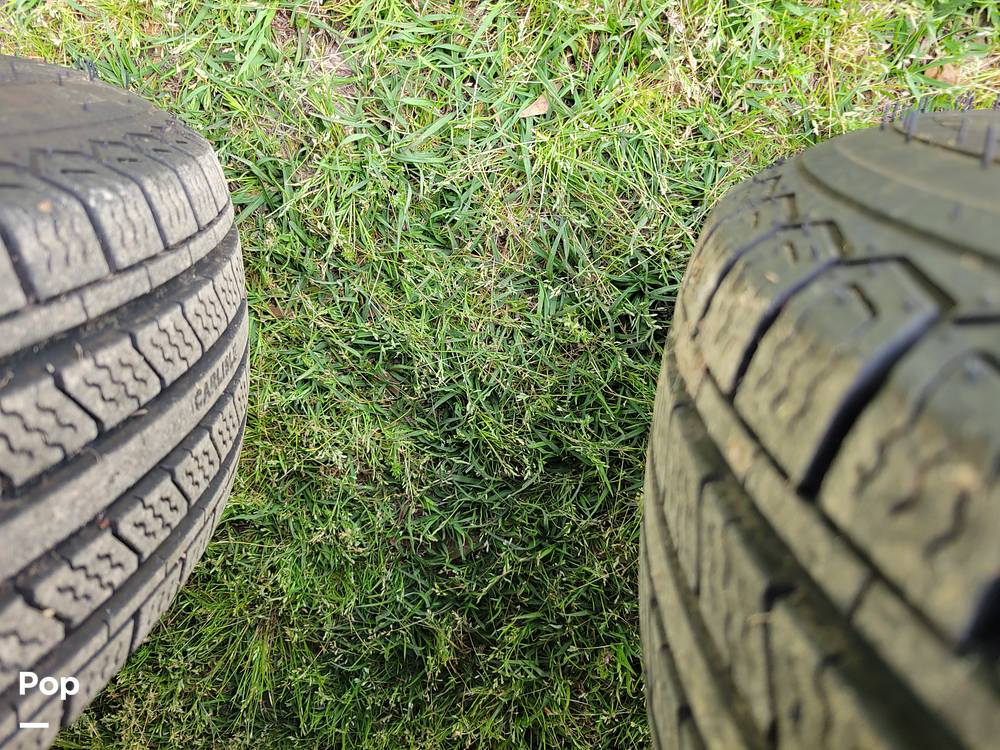 Slide: The Image of Tire Treads - 13914571