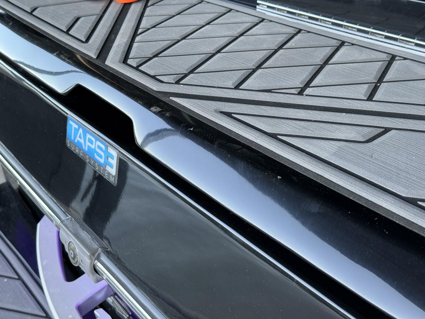Slide: The Image of Tige RZX3 Wake & Surf Boat 2017 - 5323332