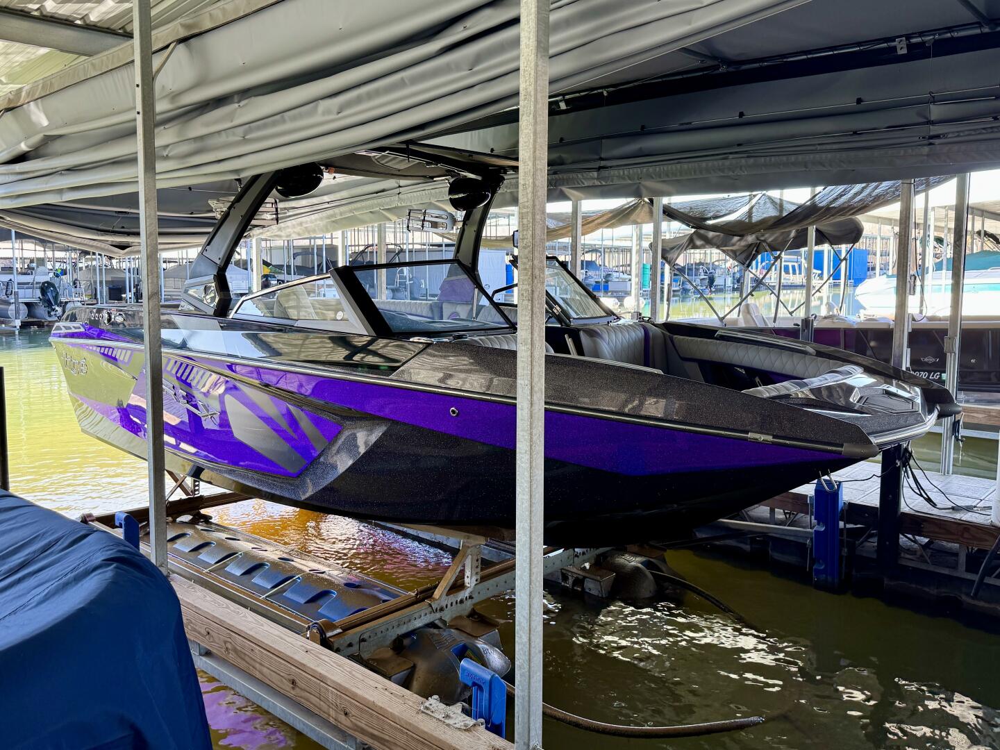 Slide: The Image of Tige RZX3 Wake & Surf Boat 2017 - 5323250