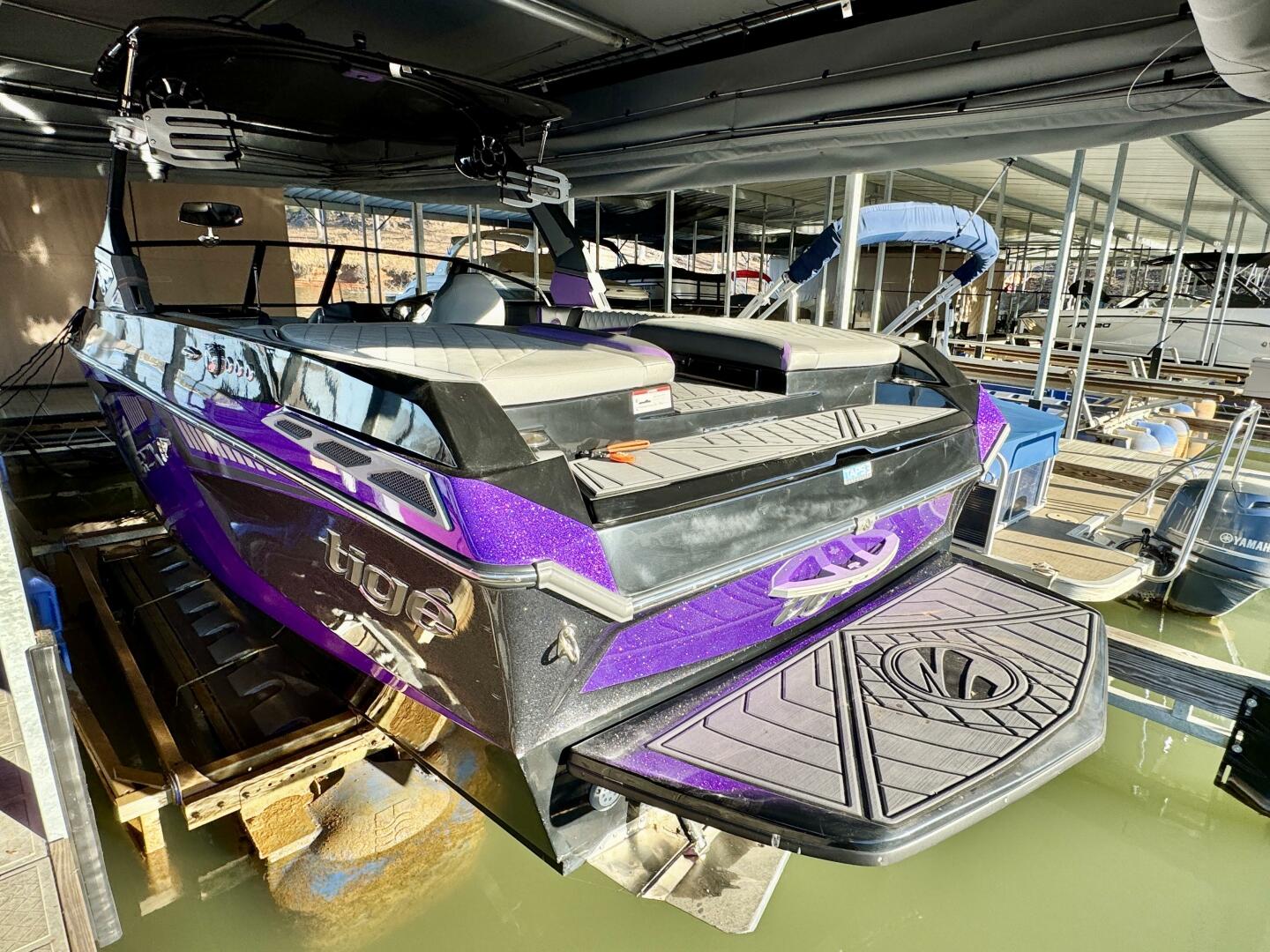 Slide: The Image of Tige RZX3 Wake & Surf Boat 2017 - 5323253