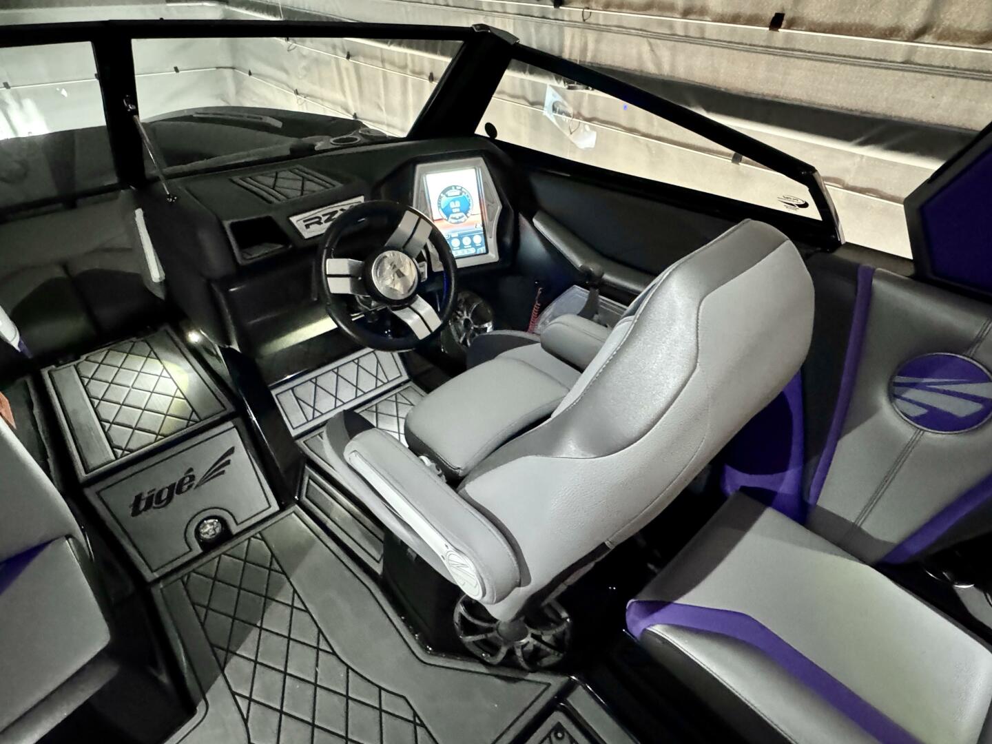 Slide: The Image of Tige RZX3 Wake & Surf Boat 2017 - 5323270