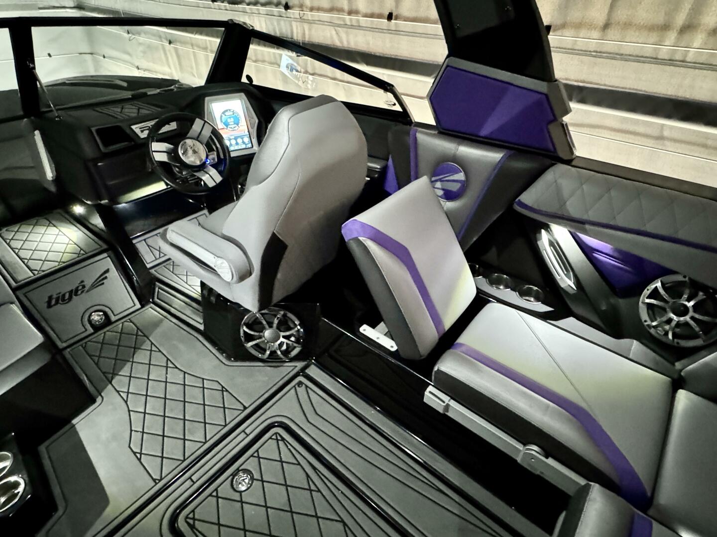 Slide: The Image of Tige RZX3 Wake & Surf Boat 2017 - 5323298