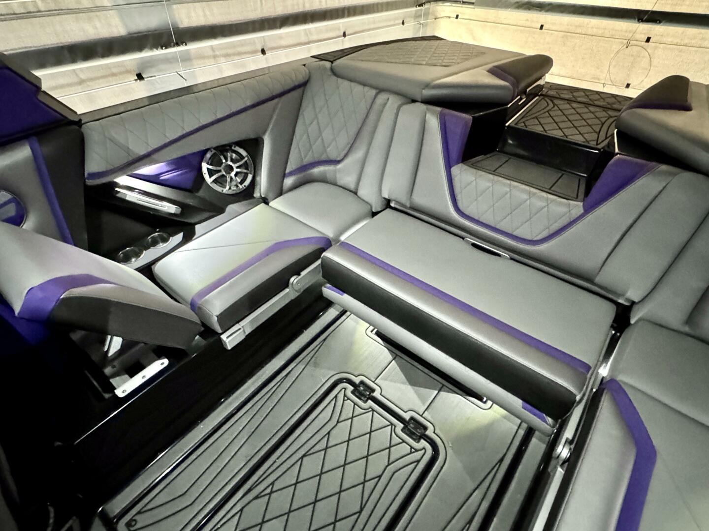 Slide: The Image of Tige RZX3 Wake & Surf Boat 2017 - 5323300