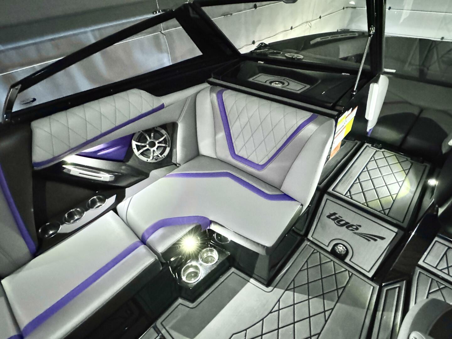 Slide: The Image of Tige RZX3 Wake & Surf Boat 2017 - 5323312