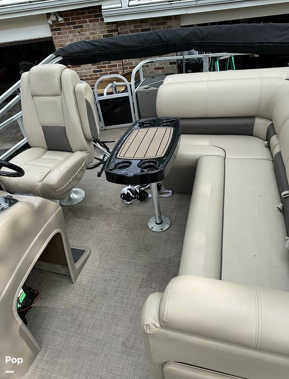 Slide: The Image of Tracker 20 DLX Fishing Barge 2022 - 15668166