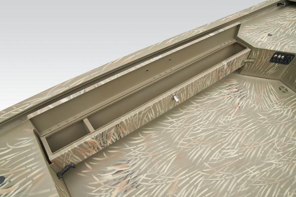 Slide: The Image of Tracker Grizzly 1654 T Sportsman 2026 - 15