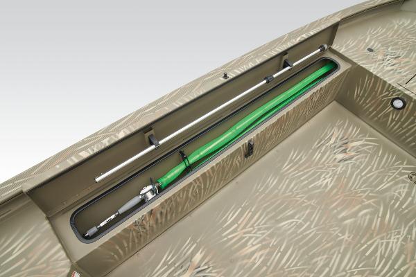 Slide: The Image of Tracker Grizzly 1654 T Sportsman 2026 - 16