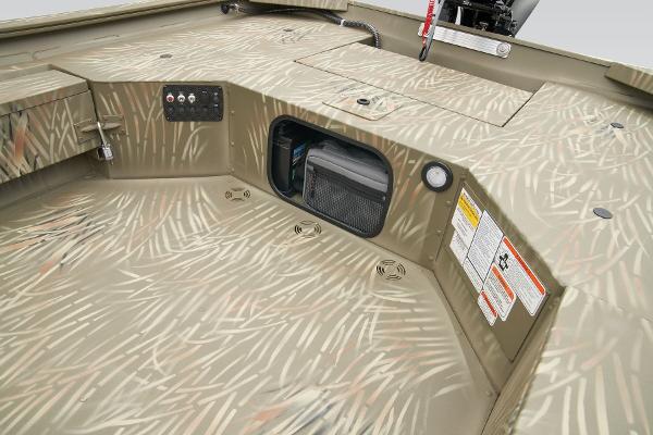 Slide: The Image of Tracker Grizzly 1654 T Sportsman 2026 - 22