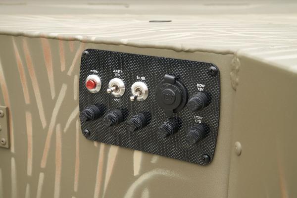 Slide: The Image of Tracker Grizzly 1654 T Sportsman 2026 - 23