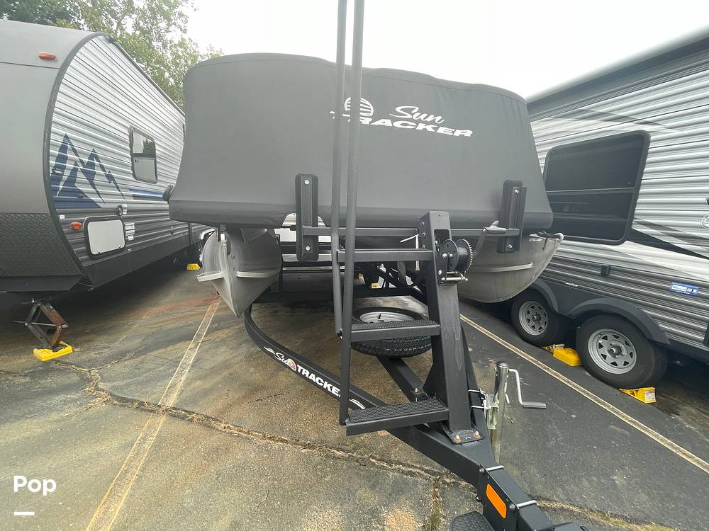 Slide: The Image of Tracker Party Barge 20 DLX 2021 - 14534241