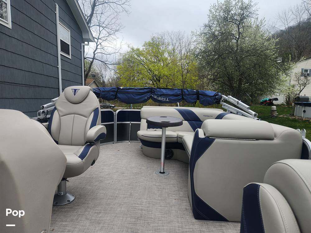 Slide: The Image of Captain's Chair & Cockpit Table - 15382843