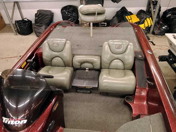 Slide: The Image of 2001 Triton TR186 SC boat interior with gray seats and carpeted flooring. - 19