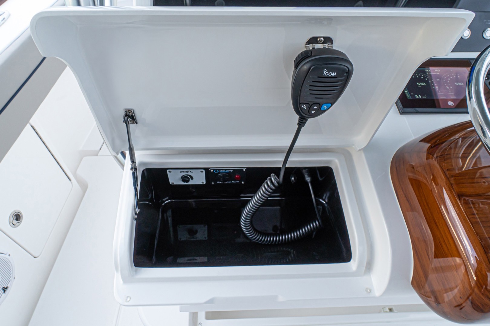 Slide: The Image of Valhalla 33 - Helm Electronics 2022 Valhalla Boatworks V33 - 1815713