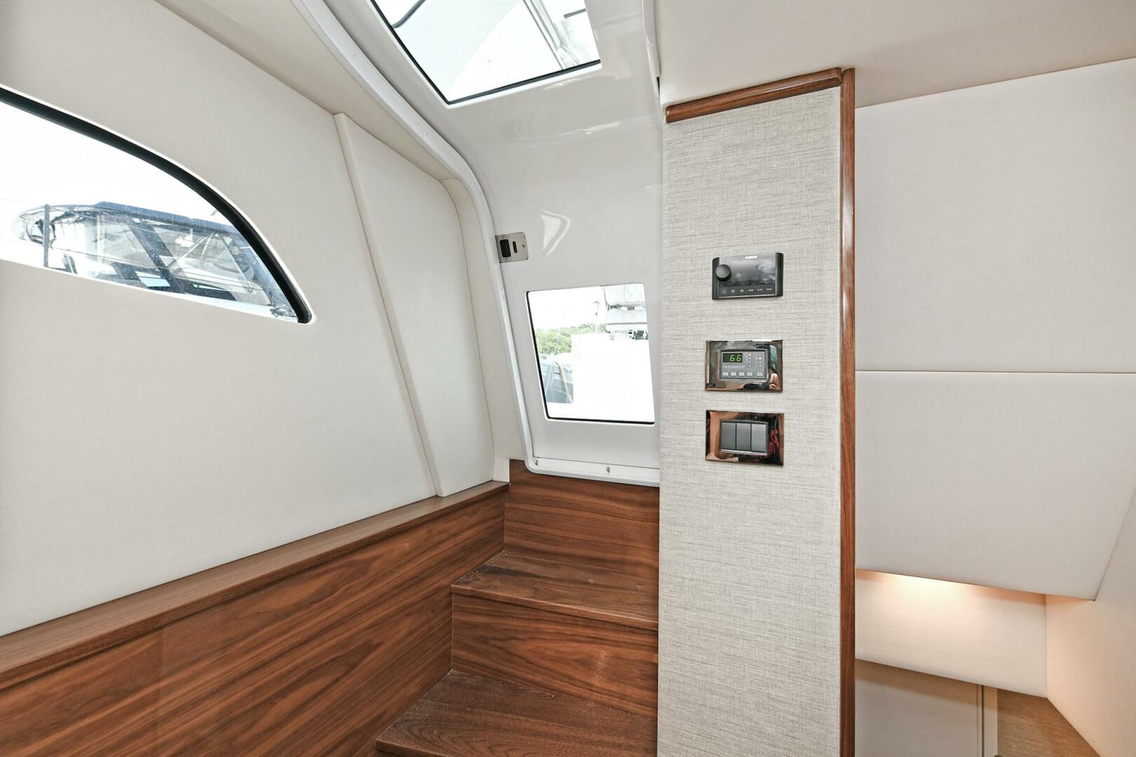 Slide: The Image of Valhalla Boatworks V-55 Center Console 2024 - 3833678