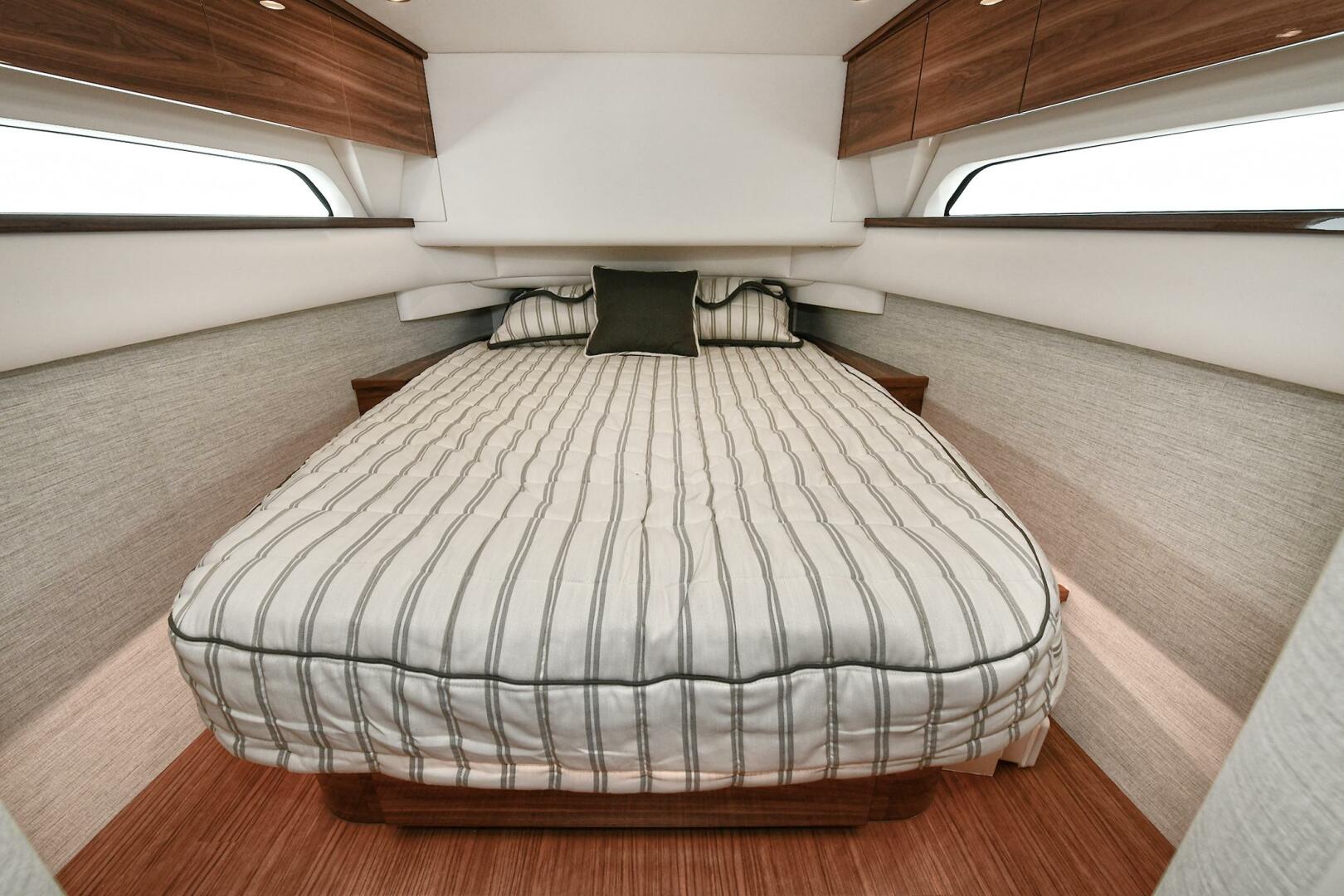 Slide: The Image of Valhalla Boatworks V-55 Center Console 2024 - 3833687