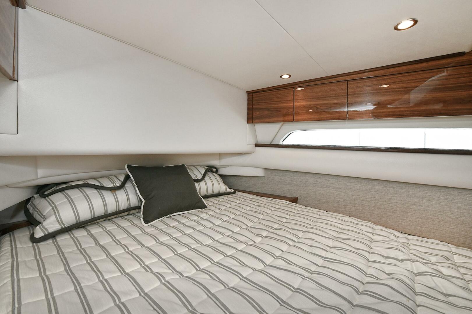 Slide: The Image of Valhalla Boatworks V-55 Center Console 2024 - 3833689