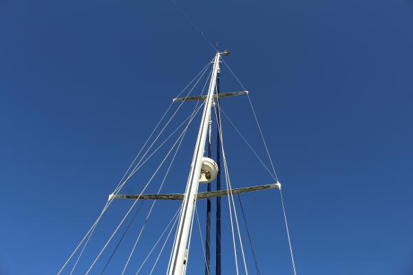 Slide: The Image of Mast of 1996 Valiant 42 sailboat against clear blue sky. - 25
