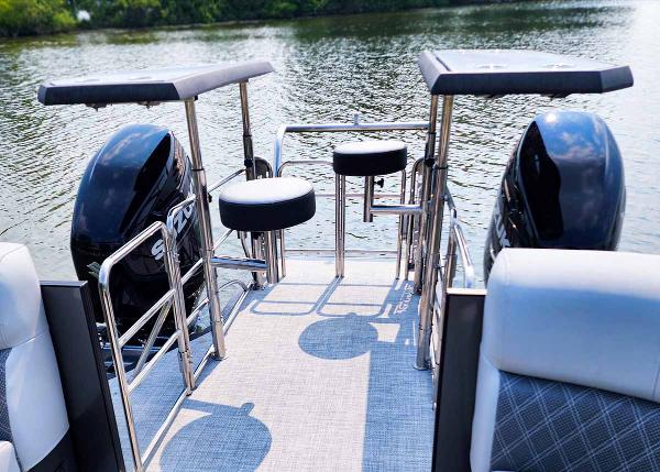 Slide: The Image of Vanderbilt 700T Twin Engine Tritoon 2024 - 1