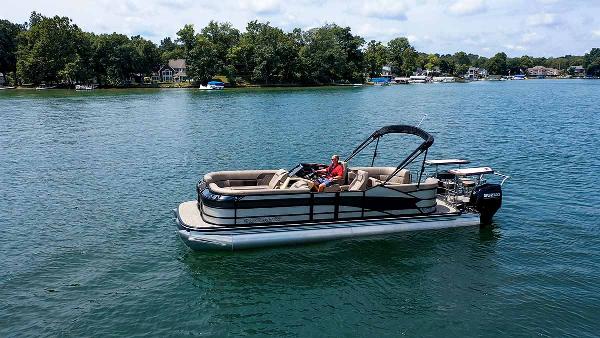 Slide: The Image of Vanderbilt 700T Twin Engine Tritoon 2024 - 10