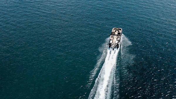 Slide: The Image of Vanderbilt 700T Twin Engine Tritoon 2024 - 11