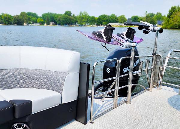 Slide: The Image of Vanderbilt 700T Twin Engine Tritoon 2024 - 2