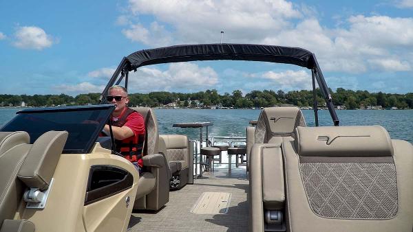 Slide: The Image of Vanderbilt 700T Twin Engine Tritoon 2024 - 5