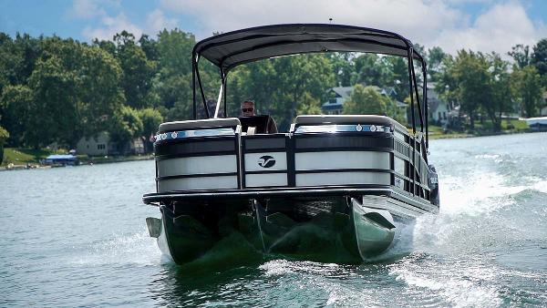 Slide: The Image of Vanderbilt 700T Twin Engine Tritoon 2024 - 8