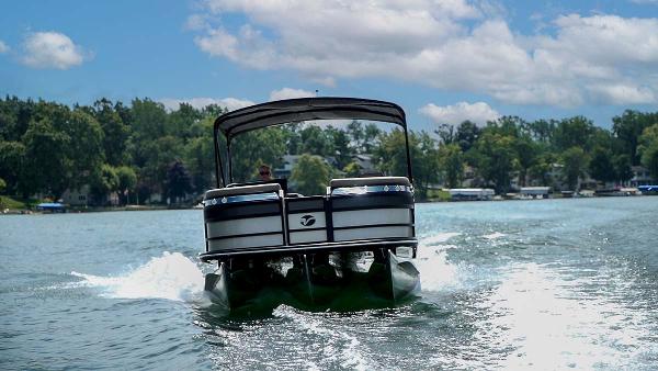 Slide: The Image of Vanderbilt 700T Twin Engine Tritoon 2024 - 9