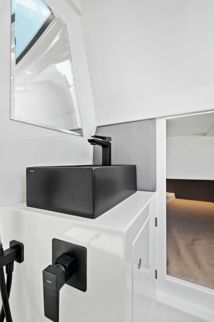 Slide: The Image of Vanquish VQ40 - 4541038