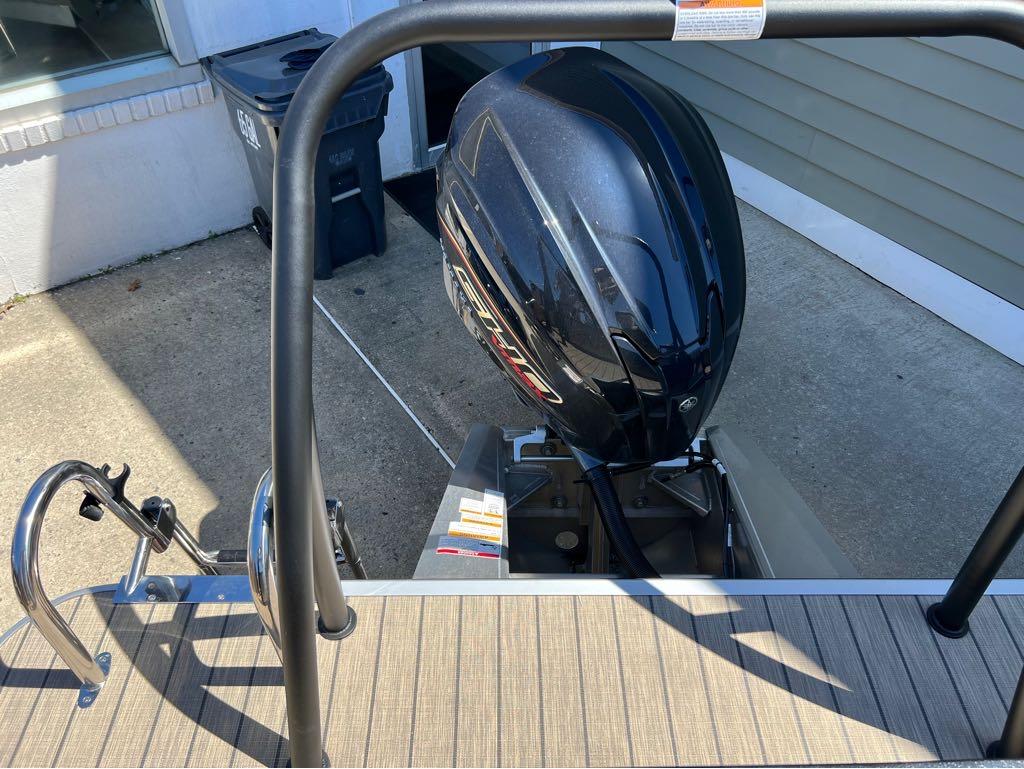 Slide: The Image of 2023 Veranda VP 22 VLB boat with outboard motor and swim ladder. - 11