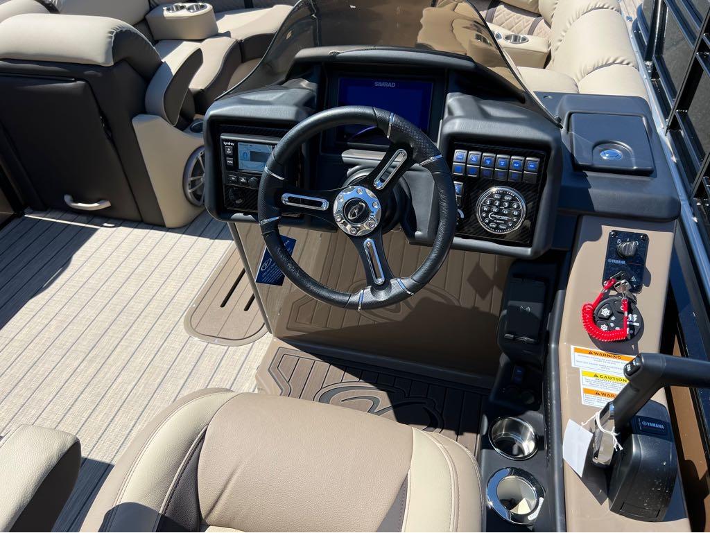 Slide: The Image of 2023 Veranda VP 22 VLB boat interior, featuring a modern helm with advanced controls and comfortable seating. - 20