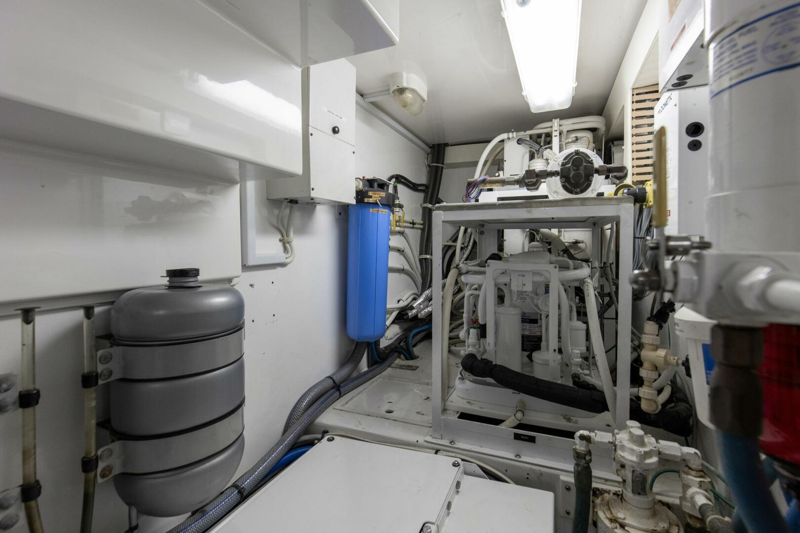 Slide: The Image of 2002 61 Viking Convertible Watusi Engine Room (3) - 4695307