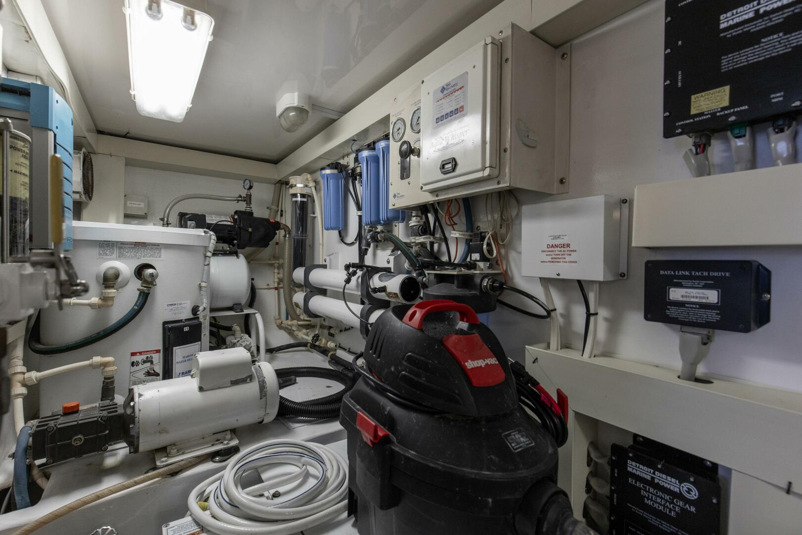 Slide: The Image of 2002 61 Viking Convertible Watusi Engine Room (4) - 4695310