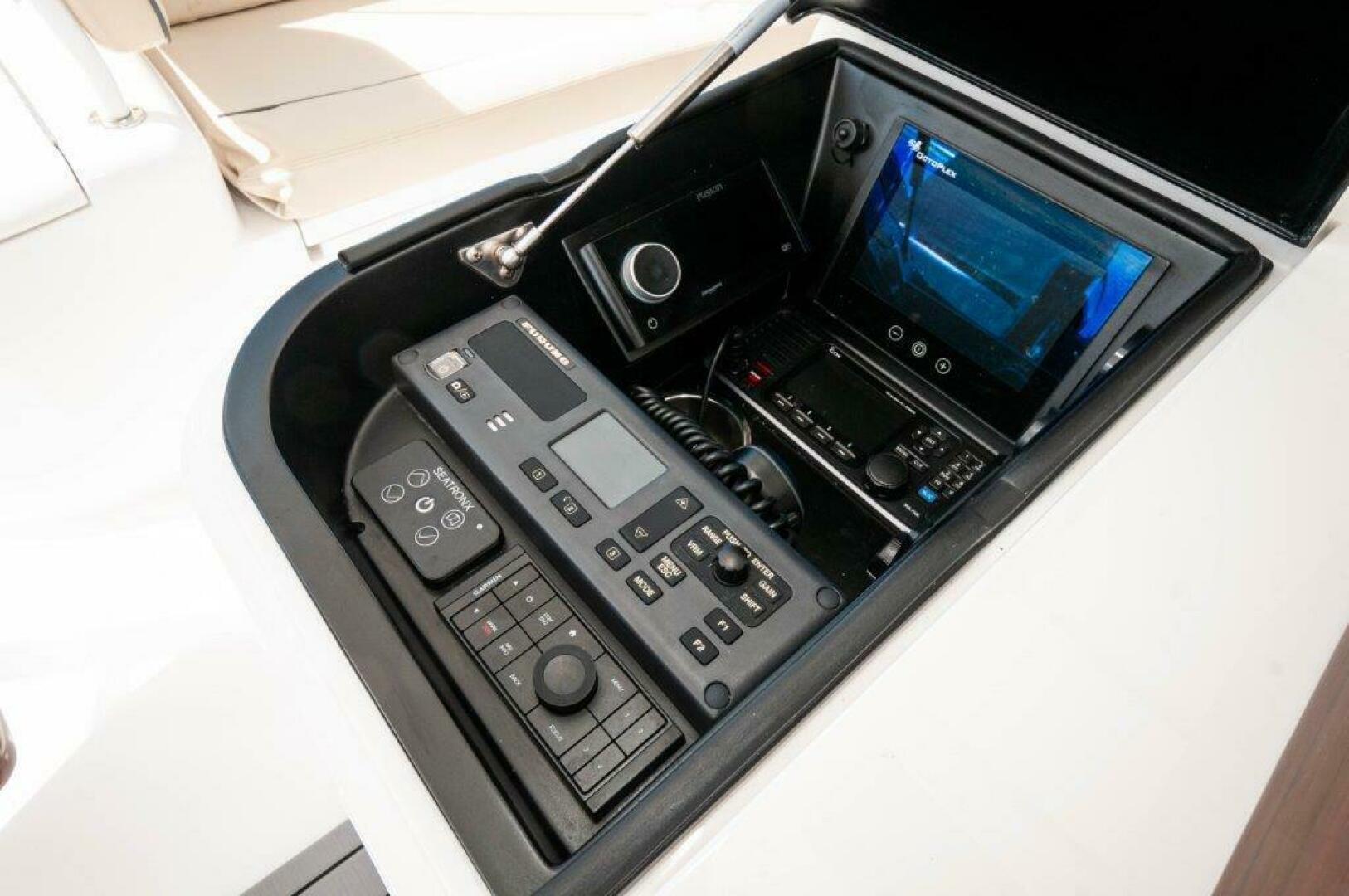 Slide: The Image of 2020 Viking 72 Convertible- GUNNSLINGER-Helm 2 - 4535615
