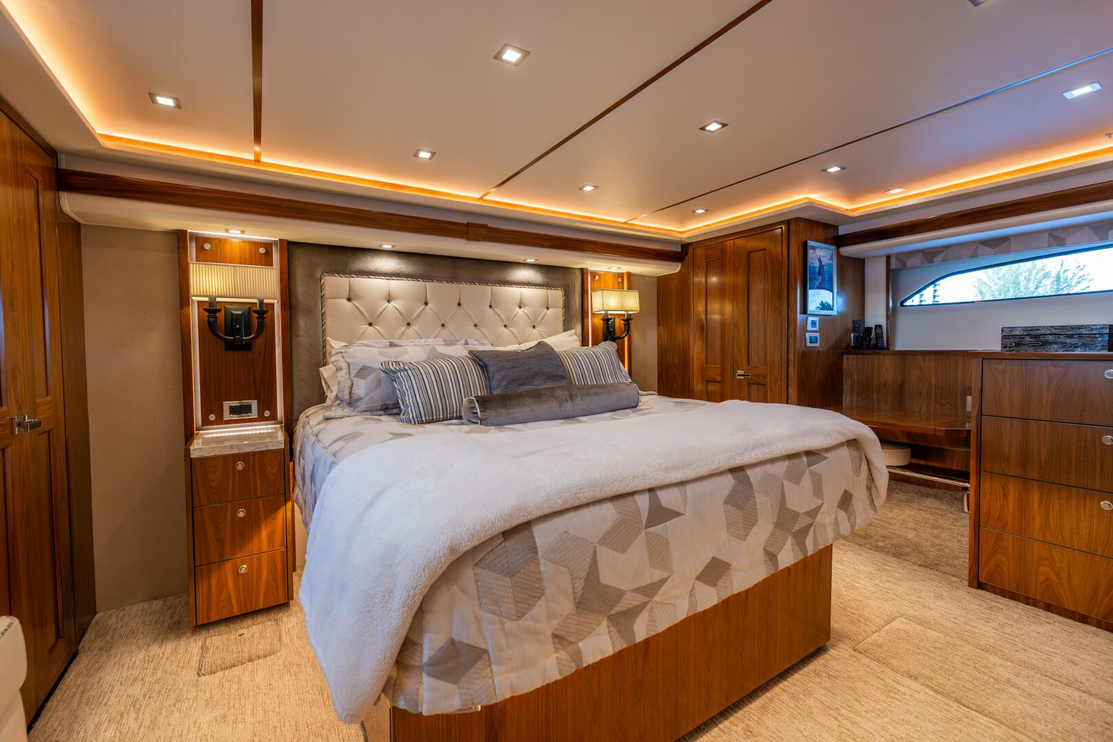 Slide: The Image of Viking 80 Convertible 2020 - 5356944