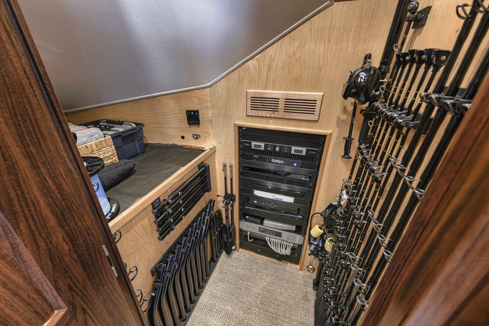 Slide: The Image of Storage 2021 Viking 80 Convertible Lucky Wave - 5143582