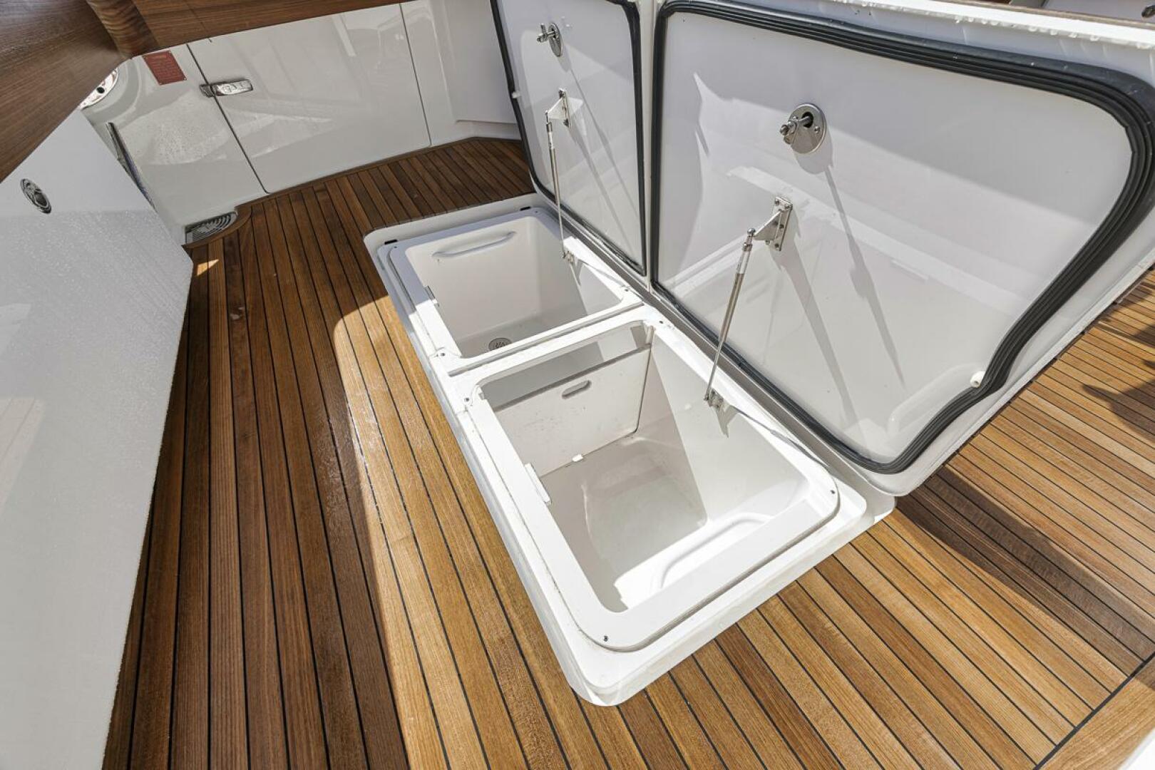 Slide: The Image of Cockpit 2021 Viking 80 Convertible Lucky Wave - 5143619