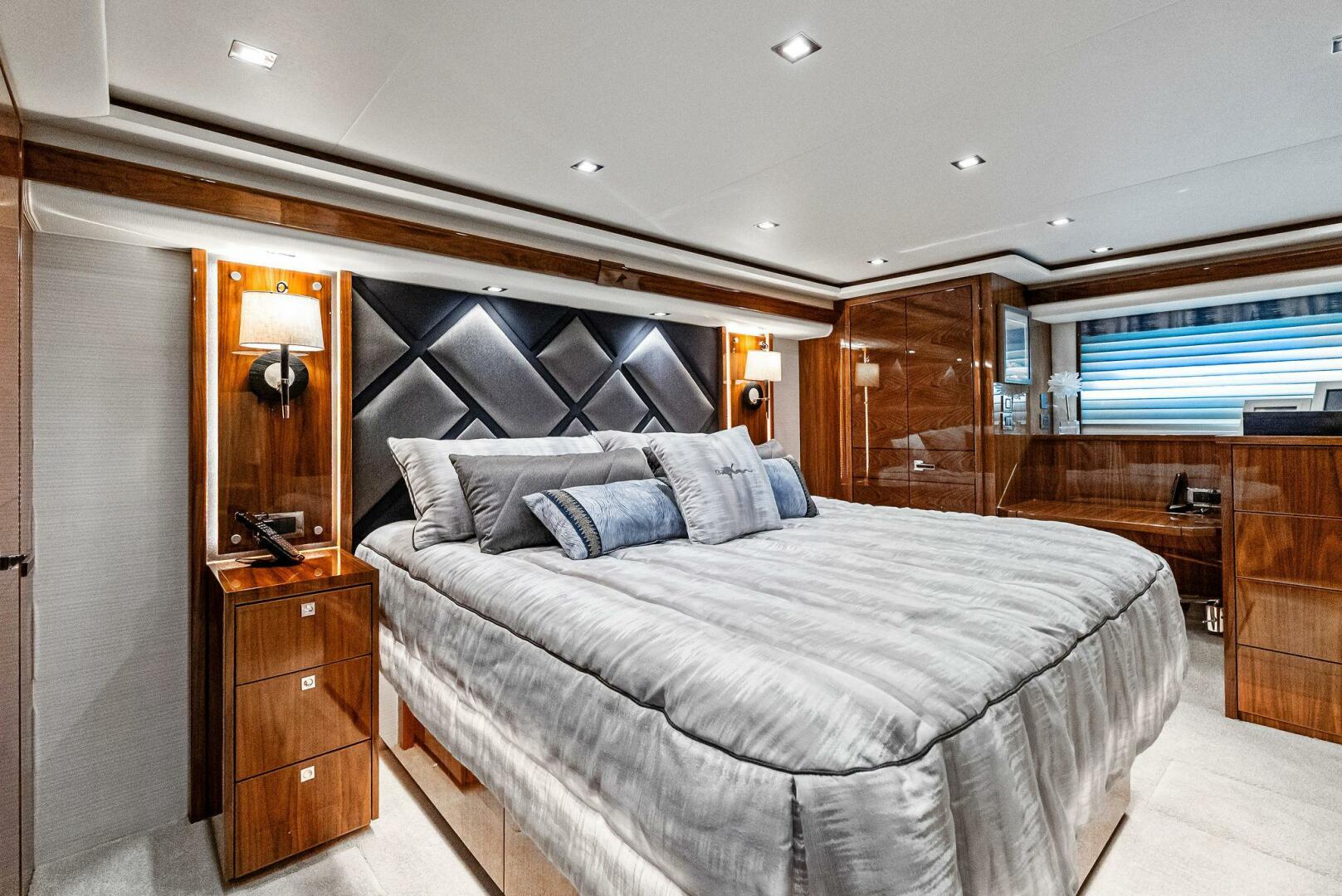 Slide: The Image of 2022 Viking 80 Convertible  - 5173747