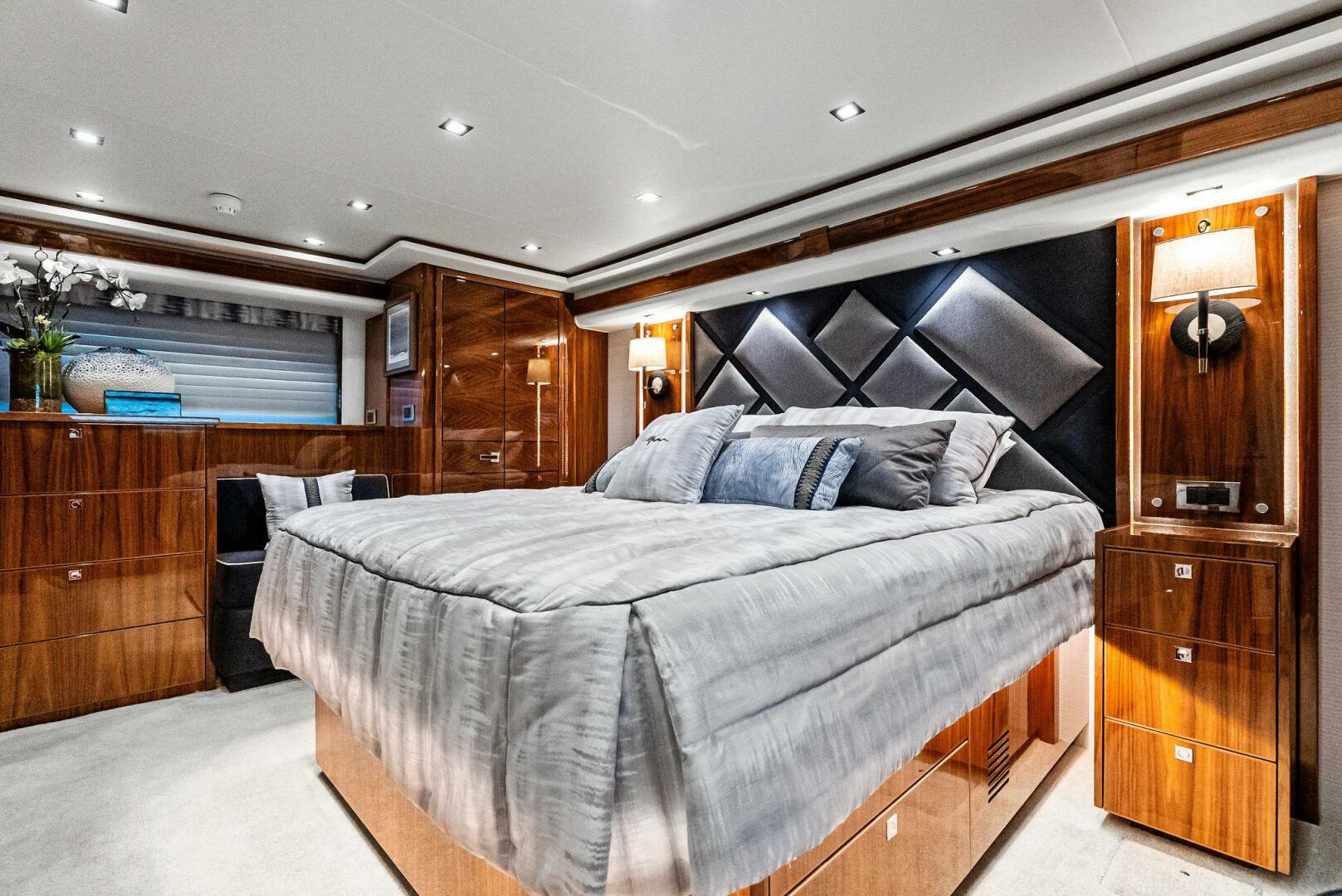 Slide: The Image of 2022 Viking 80 Convertible  - 5173750