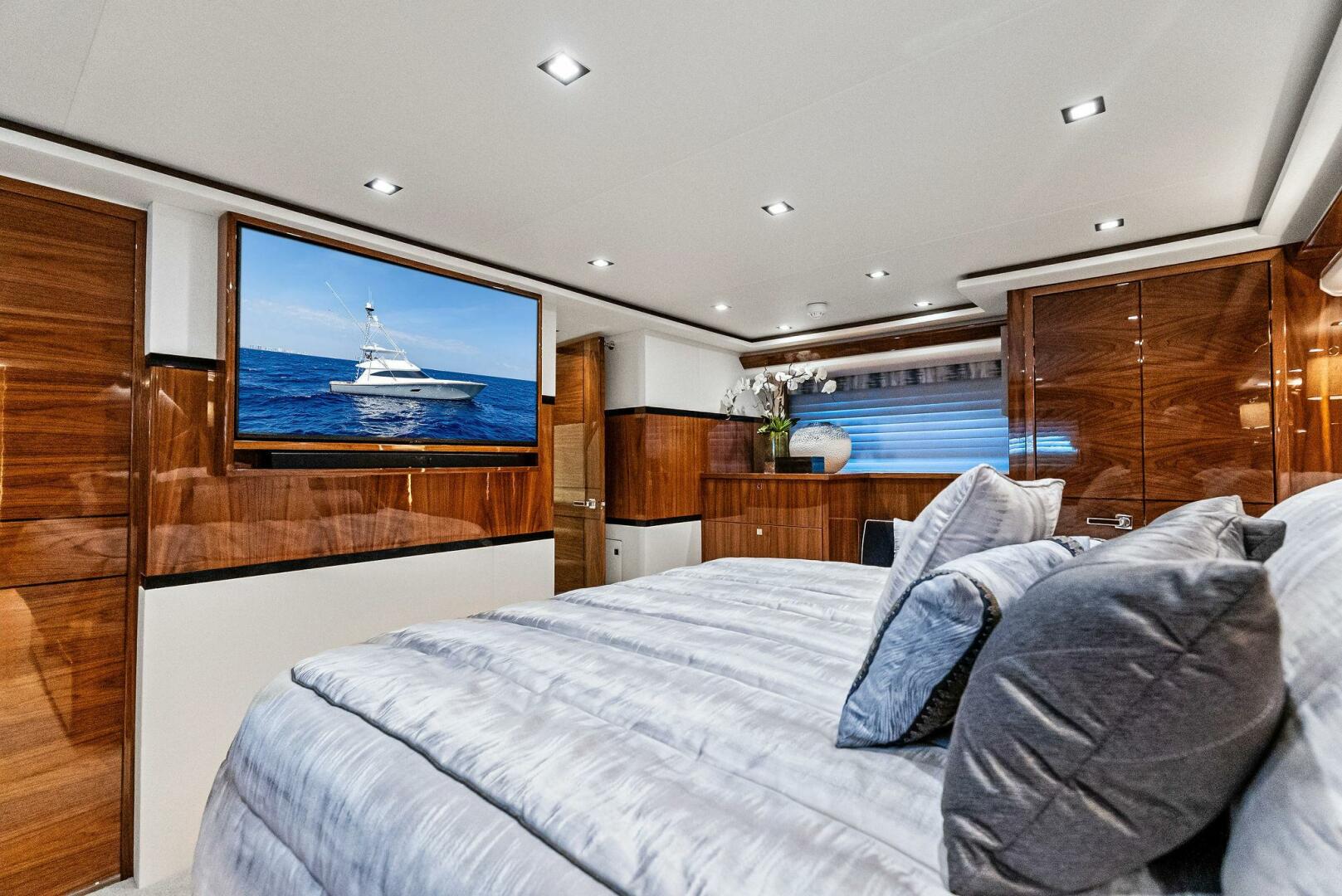 Slide: The Image of 2022 Viking 80 Convertible  - 5173749