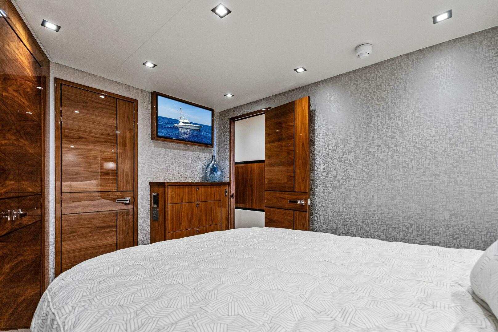 Slide: The Image of 2022 Viking 80 Convertible  - 5173768