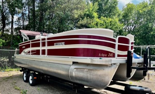 Slide: The Image of 2016 Weeres Pontoons Eclipse 240TT boat on trailer, red and white, side view. - 0