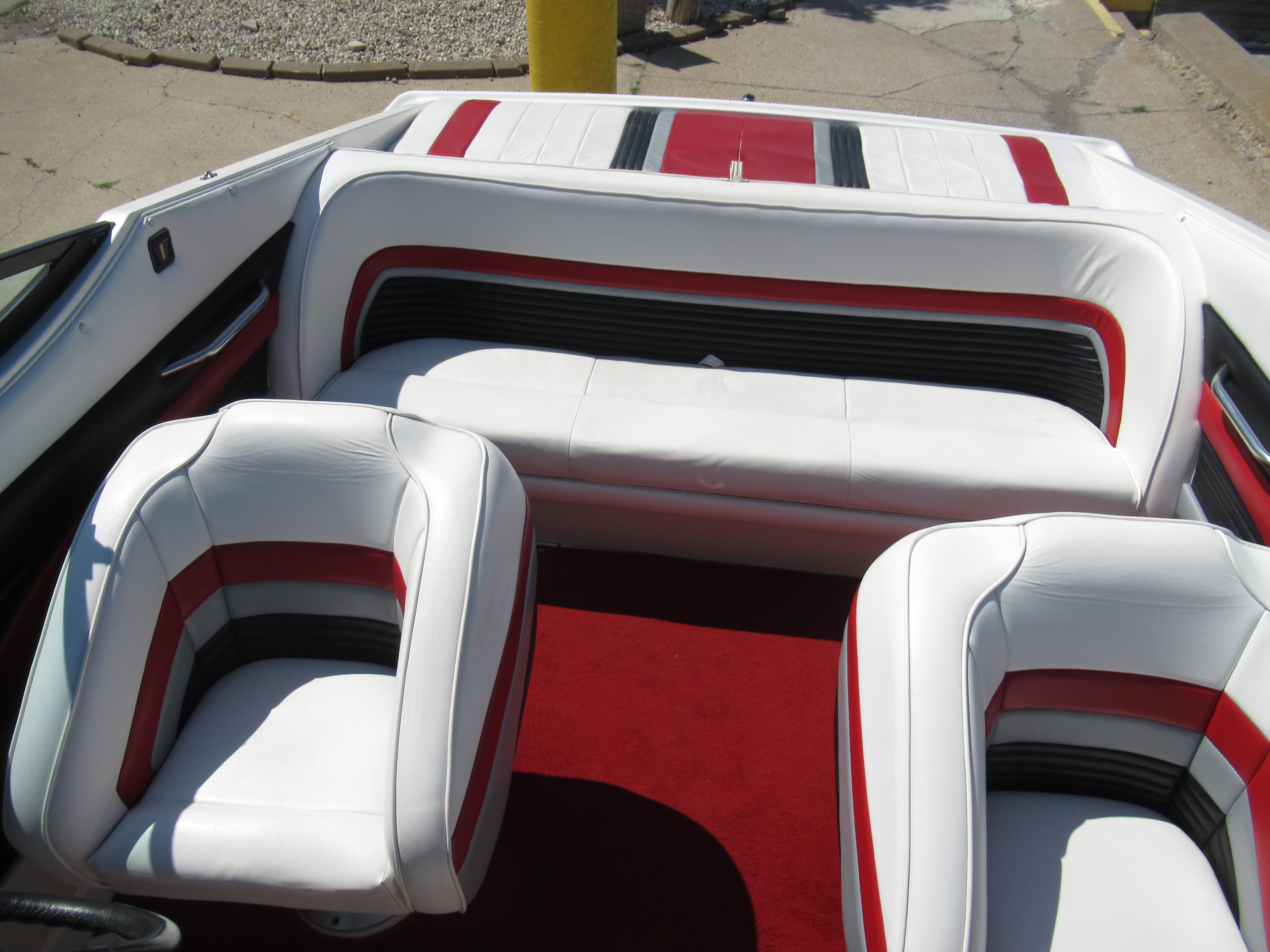 Slide: The Image of Interior of a 1990 Wellcraft 23 NOVA boat with white and red seating. - 13