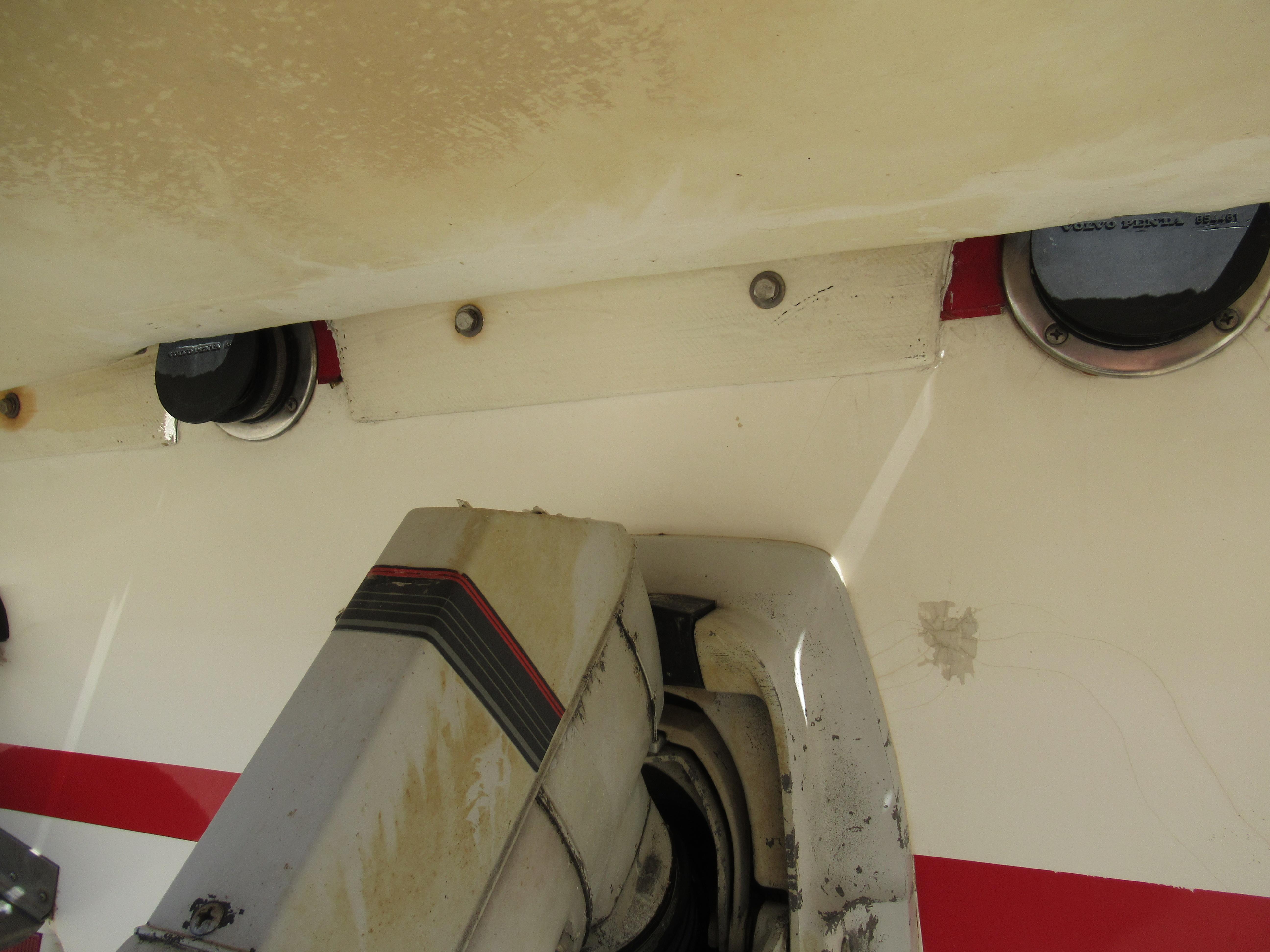 Slide: The Image of Close-up of the stern drive on a 1990 Wellcraft 23 NOVA boat. - 18