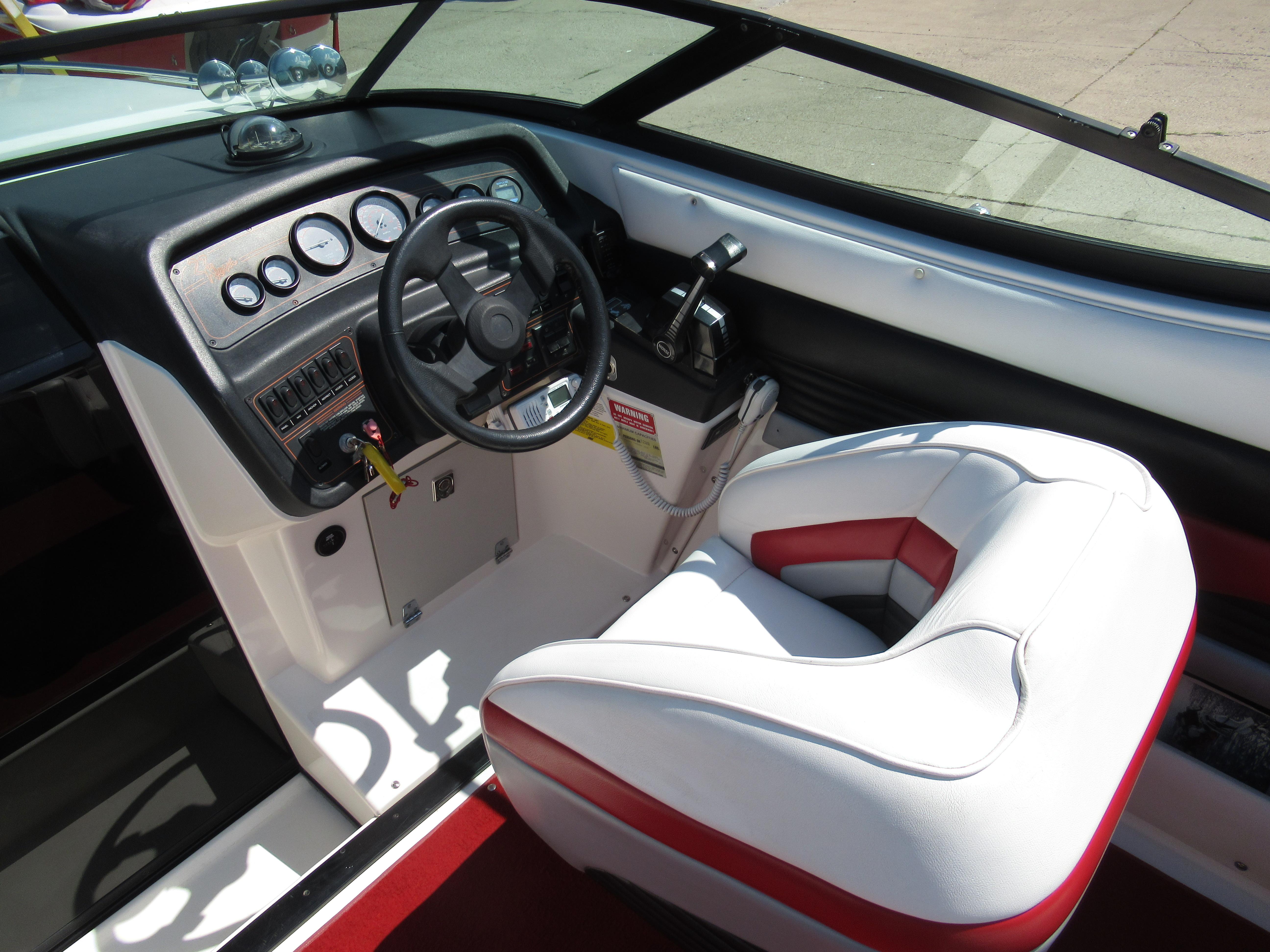 Slide: The Image of 1990 Wellcraft 23 NOVA boat cockpit with steering wheel and white-red seat. - 19