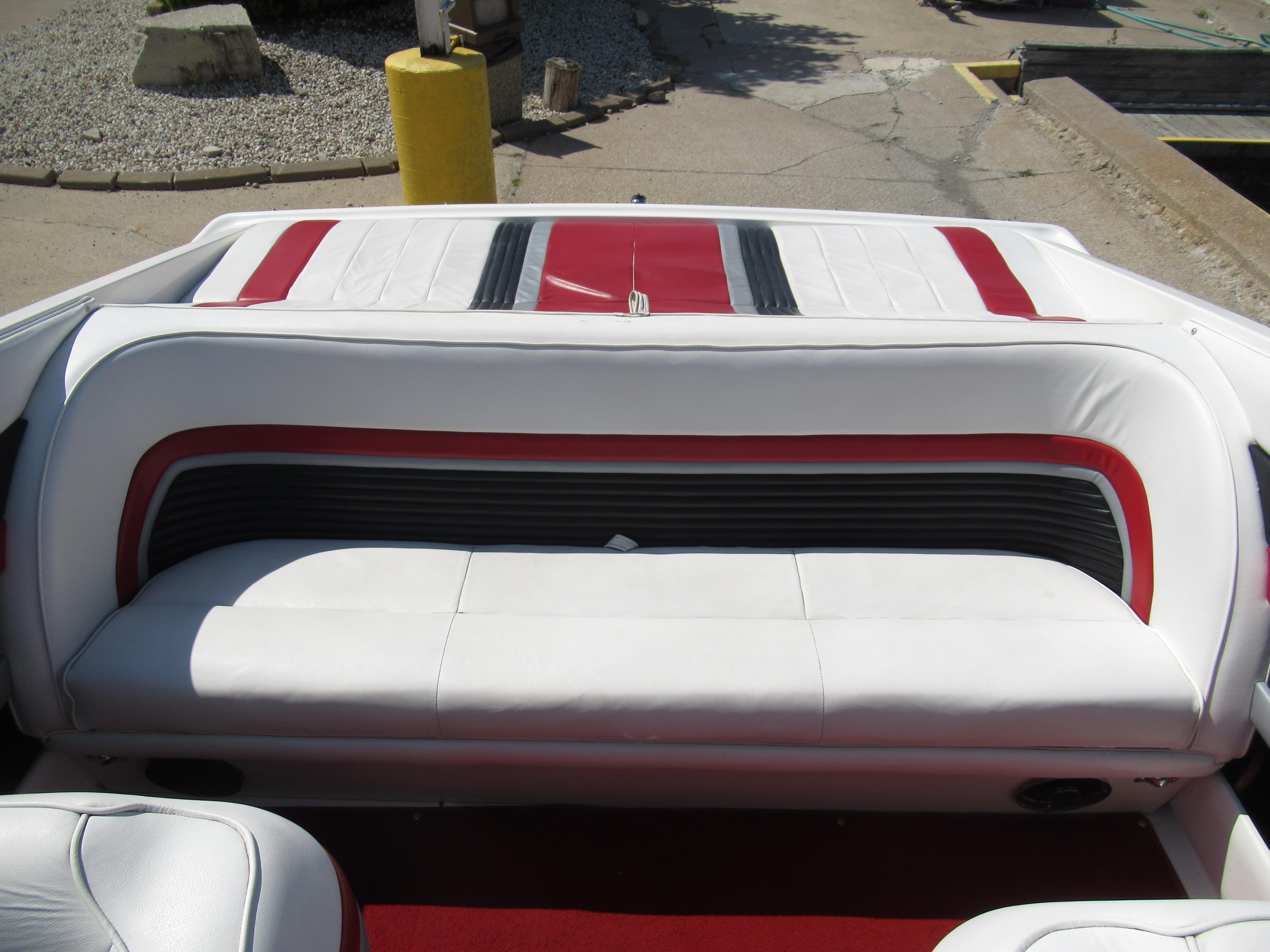 Slide: The Image of 1990 Wellcraft 23 NOVA boat interior with white and red seating. - 20