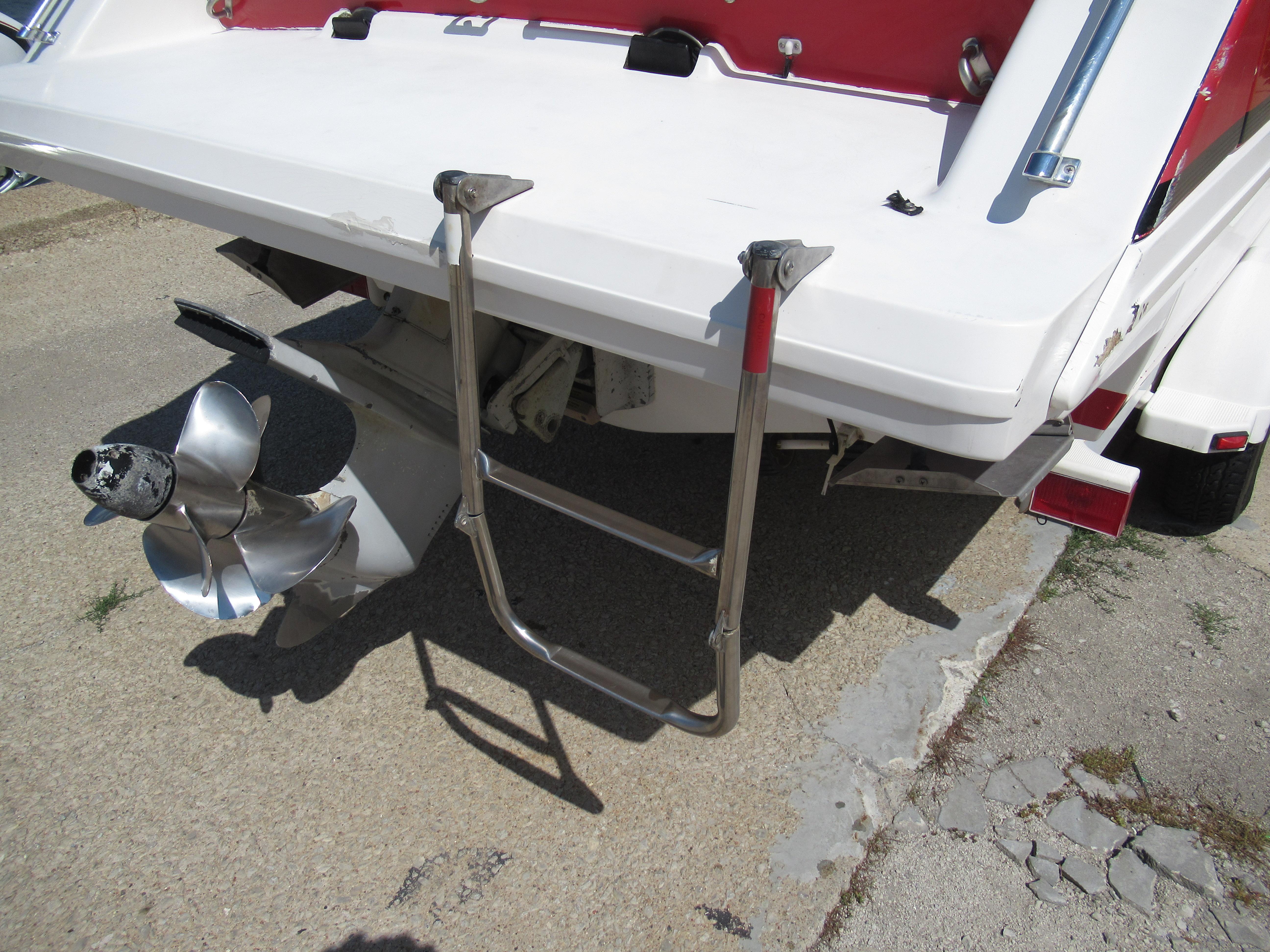 Slide: The Image of 1990 Wellcraft 23 NOVA boat stern with propeller and swim ladder. - 4