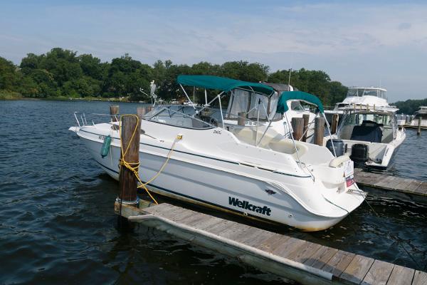 Slide: The Image of 1998 Wellcraft 260 SE boat docked at a marina. - 0