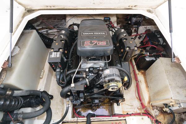 Slide: The Image of 1998 Wellcraft 260 SE engine compartment with Volvo Penta 5.7 GS engine. - 15