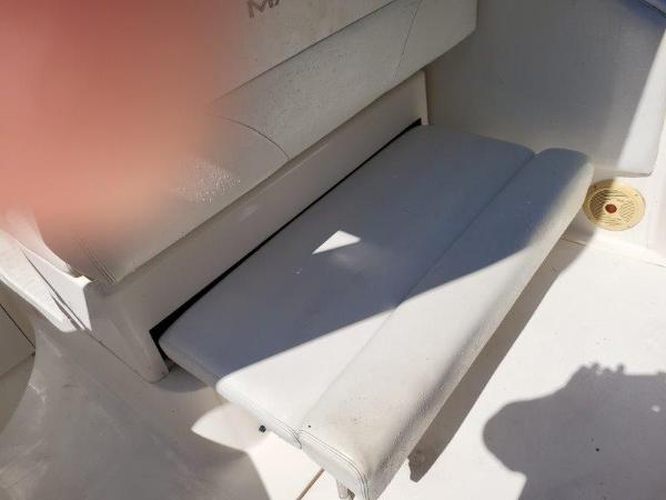 Slide: The Image of 1997 Wellcraft 2800 Martinique boat seat in white upholstery. - 11